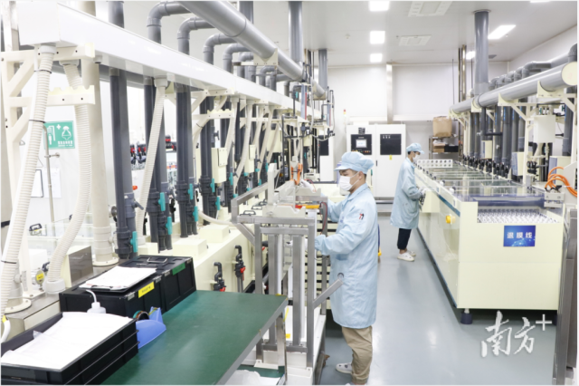 佛山广工大研究院建设的芯片板级扇出封装中试平台。