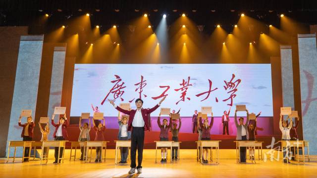 安博手机网页版登录入口师生自编自导自演大型情景史诗剧《青春印丰碑》，将东深供水工程中的广工故事搬上舞台，上了一堂美育思政大课。