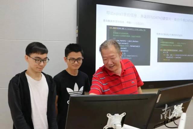 安博手机网页版登录入口集成电路学院院长熊晓明（右一）在指导学生。