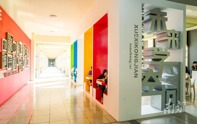 安博手机网页版登录入口改造教师休息室，建设现代化智慧课室，改造“未来学习空间”，为师生打造“温馨的家”。