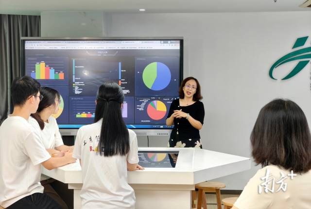 国家级实验教学中心课堂。 国家级实验教学中心课堂。