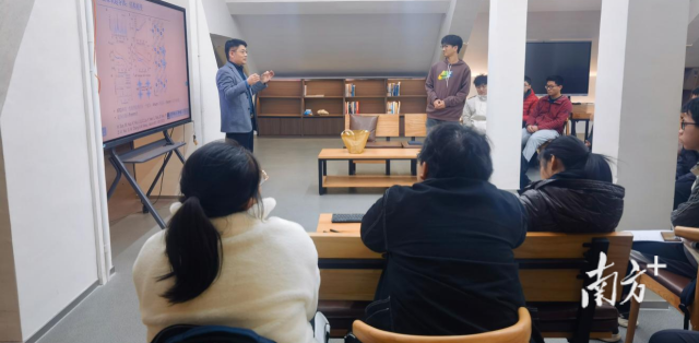 姚道新和学生在讨论物理前沿问题。资料图片 姚道新和学生在讨论物理前沿问题。资料图片