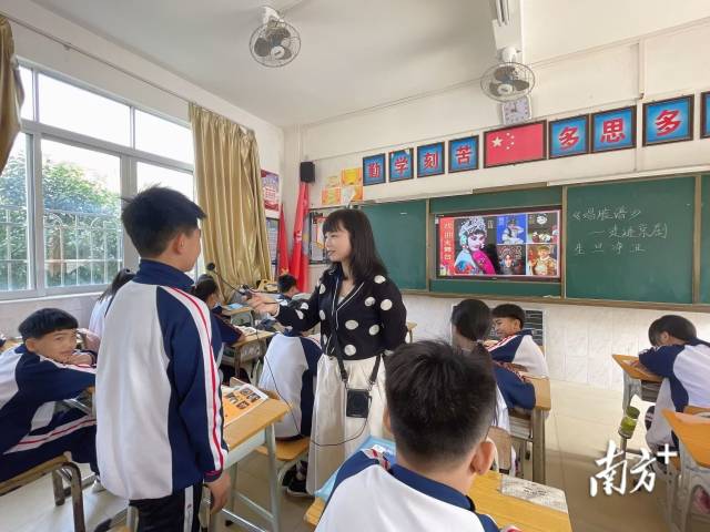 周少燕在给学生们上课。受访者供图 周少燕在给学生们上课。受访者供图