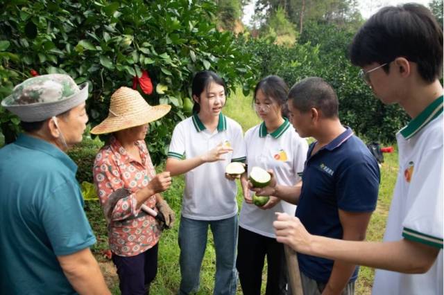 广工师生团队向柚农介绍废果的利用价值。
